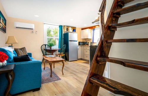 Grass Valley House | The Carriage House- Chic Treetop Loft & Hotub