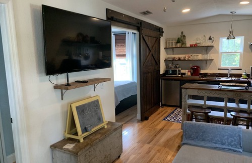 Mount Dora Cottage | The Carriage House - Walk to Downtown!