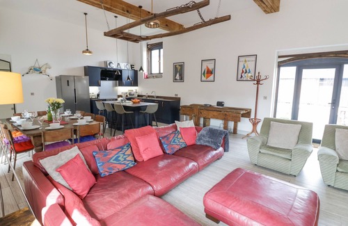 Huntley Cottage | THE CART ARMS, pet friendly, with hot tub in Huntley