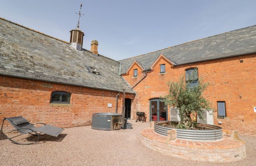 Huntley Cottage | THE CART ARMS, pet friendly, with hot tub in Huntley