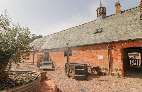 Huntley Cottage | THE CART ARMS, pet friendly, with hot tub in Huntley