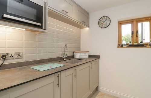 Yarpole Cottage | THE CART BARN, romantic, with a garden in Yarpole