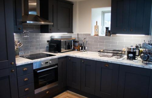 Bridgnorth Apartment | The Cart House - Beautiful Contemporary Barn - Hot Tub