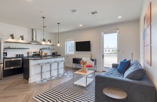 Historic Edgefield Apartment | The Carter 203 by Avantstay 1BR Balcony