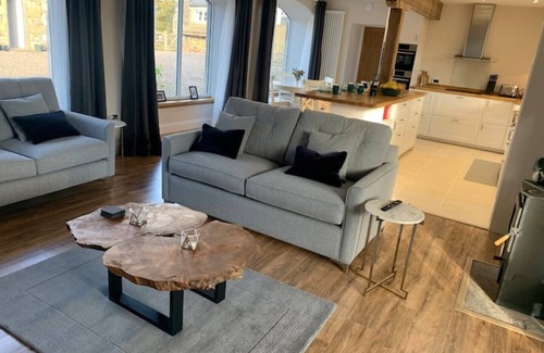 Cupar House | The Carthouse (Luxury 2 bed with private hot tub)