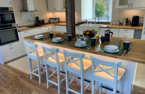 Cupar House | The Carthouse (Luxury 2 bed with private hot tub)