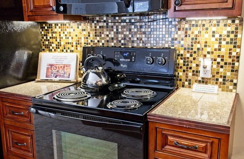 Cary House | The Cary Cottage 1 BR 1 BA Private Sleeps 4 - Downtown Cary, Eat Drink Play Shop