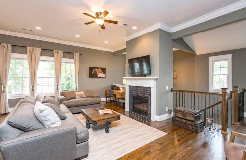 Shelby Hills House | The Casa Shelby 2 Miles to Downtown