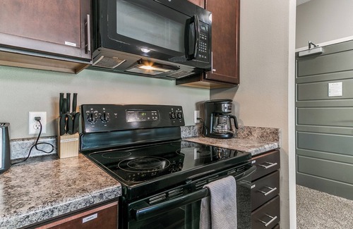 West Des Moines Apartment | The Cascades at Jordan Creek WDSM/Pool/Tanning/Gym