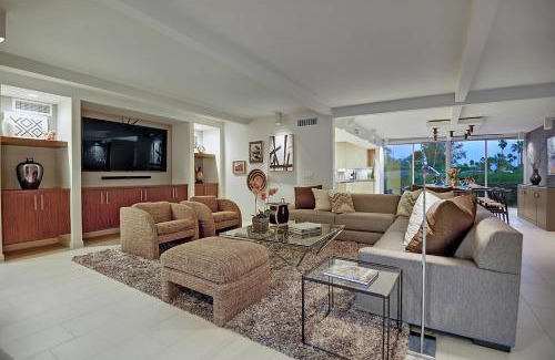 The Movie Colony House | The Cascades Retreat - Walk to Downtown!