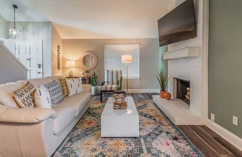 Plano House | The Casita Executive Home, Location, Pet Friendly