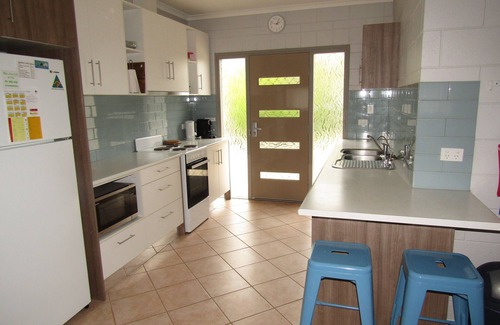 Dalrymple House | The Catch ~ short walk to beach! Dog Friendly - Off Peak Special!