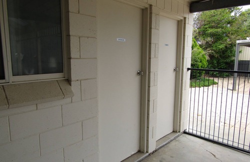 Dalrymple House | The Catch ~ short walk to beach! Dog Friendly - Off Peak Special!