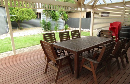 Dalrymple House | The Catch ~ short walk to beach! Dog Friendly - Off Peak Special!