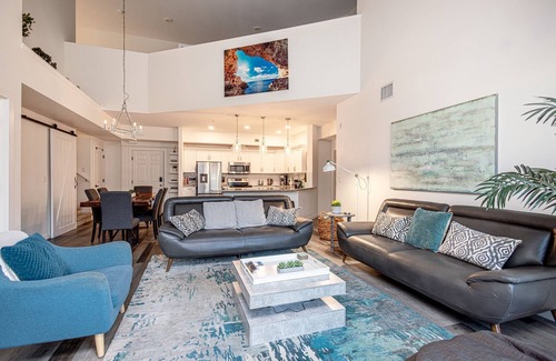 North End Condo | “The Cathedral” luxury penthouse loft with lakeview. Downtown, pool and hot tub.