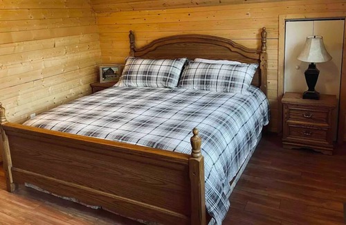 Sherwood Park Cabin | The Cattage 3 bedroom Cabin