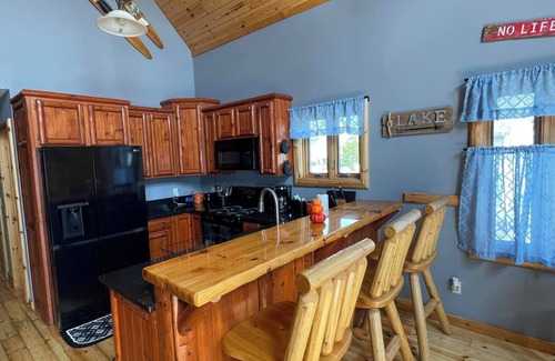 Cedar Lake House | "The Cedar Lake Escape" is a lakeside retreat offering 5 bedrooms and 3 baths.n