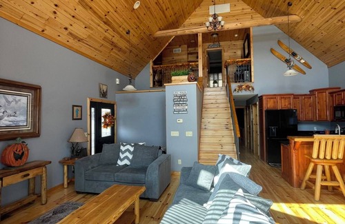 Cedar Lake House | "The Cedar Lake Escape" is a lakeside retreat offering 5 bedrooms and 3 baths.n