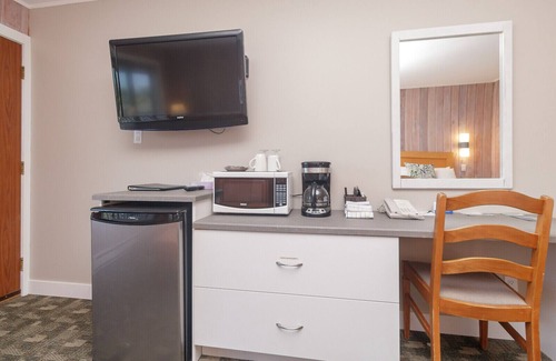 Sidney Hotel | The Cedarwood Inn & Suites