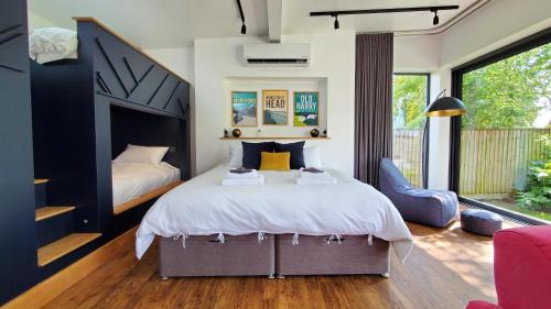 Christchurch Apartment | The Cedarwoods - luxury for up to 5 and your woof!