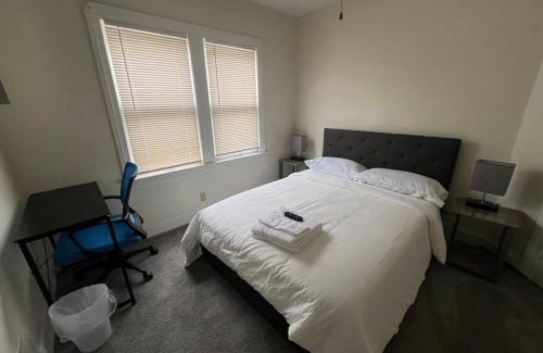 Cleveland Apartment | The Celi House - 2 bedroom bath house 10min Downtown & Airport near Cleveland Clinic Fairview