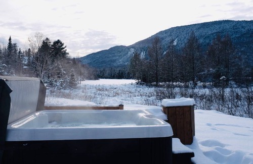 Saint-Raymond Ski Chalet | The Chalet du Cap offers an enchanting setting at the foot of the mountains.