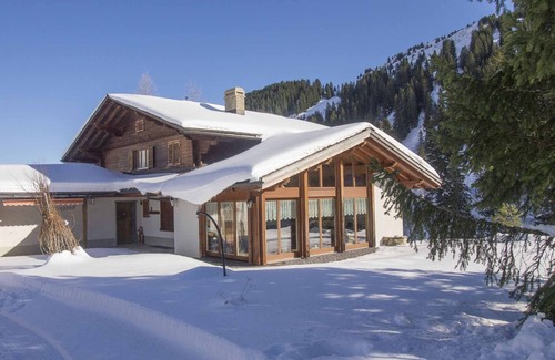 Adelboden House | The chalet is located in the middle of the skiing and hiking area of Adelboden.