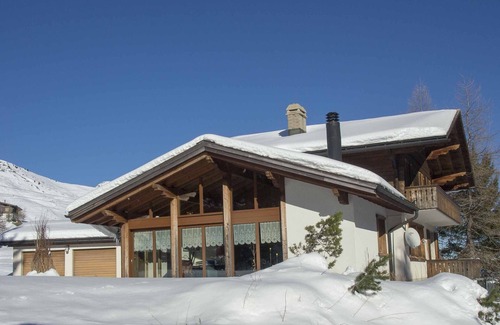 Adelboden House | The chalet is located in the middle of the skiing and hiking area of Adelboden.