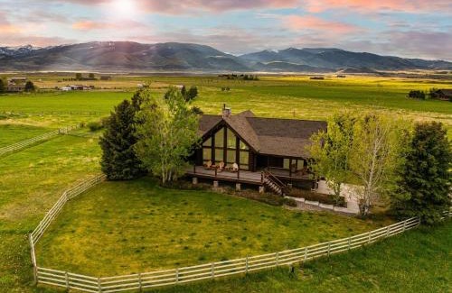 Livingston House | The Chalet
