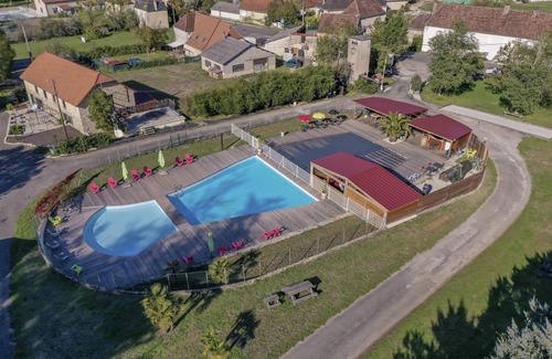 Saint-Chamarand Ski Chalet | the chalets are on a hill N1