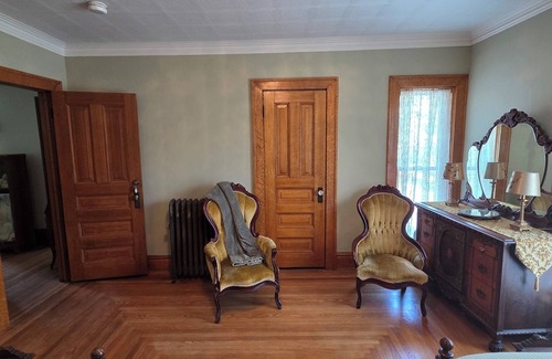 Manistee Bed & Breakfast | The Chandelier Bed & Breakfast "Deco Room"nSleeps four people!