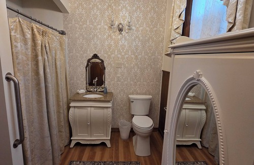 Manistee Bed & Breakfast | The Chandelier Bed & Breakfast "Magmer Room"