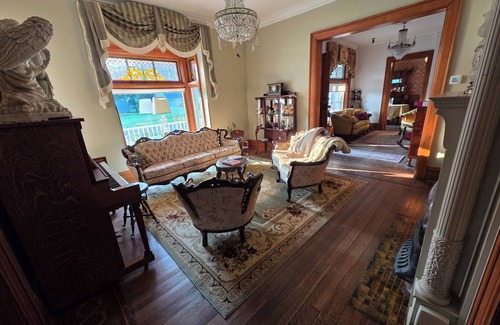 Manistee Bed & Breakfast | The Chandelier Bed & Breakfast "Magmer Room"