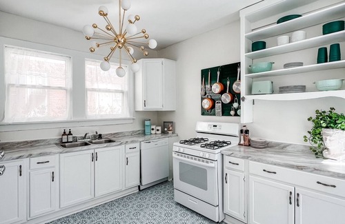 Evergreen House | The Chandelier House + Loft of Midtown - Near It All!
