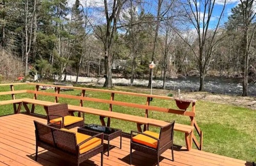 Bancroft Cottage | The Chanting River Nest w/hottubnSnowmobile/ATV trail across St. Pet-Friendly!