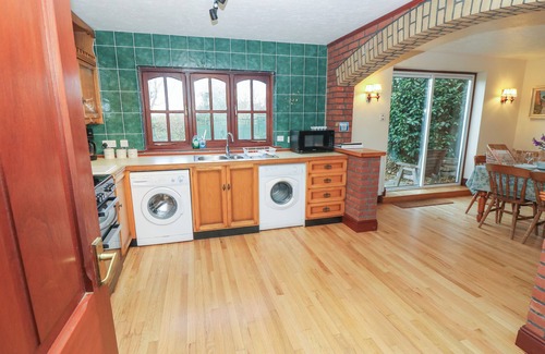 Newport Cottage | THE CHAPEL, pet friendly, with open fire in Northwood, Isle Of Wight