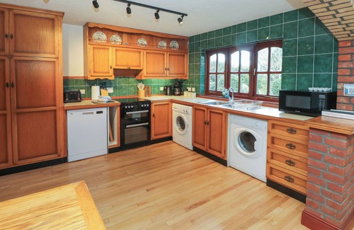 Newport Cottage | THE CHAPEL, pet friendly, with open fire in Northwood, Isle Of Wight