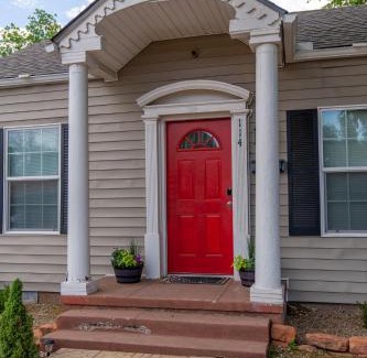 Chickasha House | The Charmer, Fiber Internet, ROKU TVs, Washer & Dryer, Near DT Chickasha and Leg Lamp!