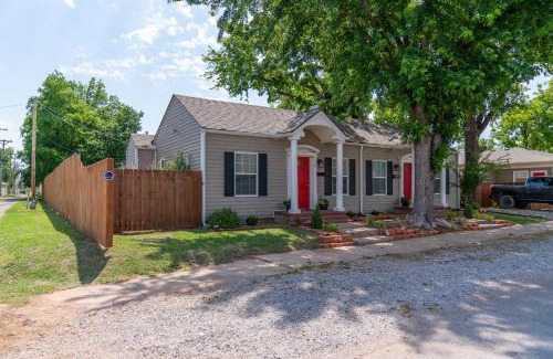 Chickasha House | The Charmer, Fiber Internet, ROKU TVs, Washer & Dryer, Near DT Chickasha and Leg Lamp!