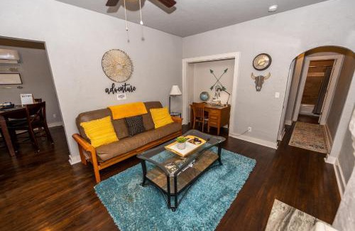 Chickasha House | The Charmer, Fiber Internet, ROKU TVs, Washer & Dryer, Near DT Chickasha and Leg Lamp!