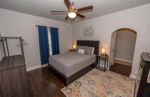 Chickasha House | The Charmer, Fiber Internet, ROKU TVs, Washer & Dryer, Near DT Chickasha and Leg Lamp!