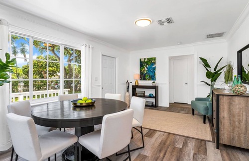 Parker Ridge House | The Charming Breezeway Villa with Hot Tub! 10 Min to The Beach!