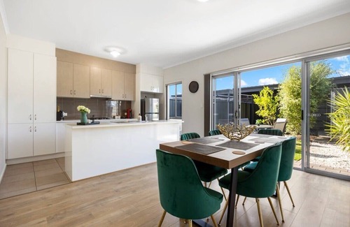 Largs North House | The Charming Living 3BR Townhouse/Perfect Vacation