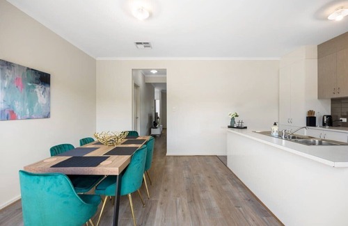 Largs North House | The Charming Living 3BR Townhouse/Perfect Vacation