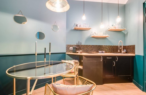 Porte-Dauphine Bed & Breakfast | The Charming Trocadero Eiffel Tower