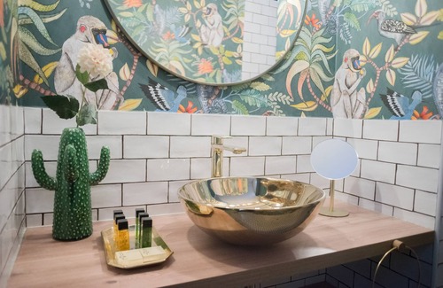 Porte-Dauphine Bed & Breakfast | The Charming Trocadero Eiffel Tower