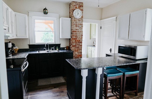 Dry Ridge House | The Charming Vintage Retreat: Century-Plus Cozy Home