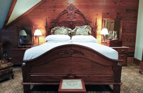 Waxahachie Bed & Breakfast | The Chaska House & Cottages