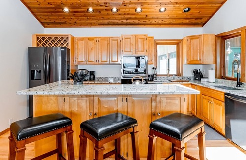 Littleton House | The Chateau at Ferncliff | Beautiful Main Lake Views | 3-Night Minimum