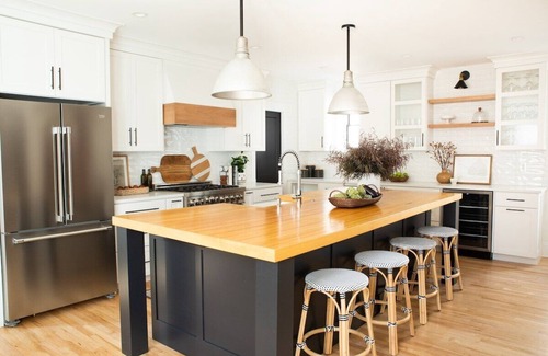 Ohio City House | The Chatham Manor | Chef's Kitchen | Hot Tub | 4BR 2.5 Baths | 10 Guests